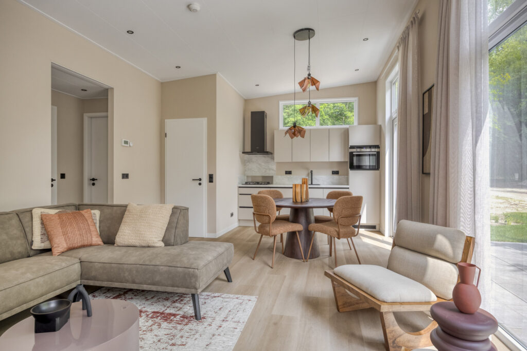 moderne woonkamer en keuken in een vakantiewoning op een vakantiepark in Nederland