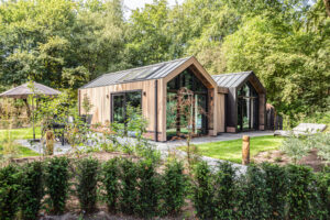 moderne houten vakantiewoning op een vakantiepark in Nederland, voorbeeld van een tweede woning in de natuur