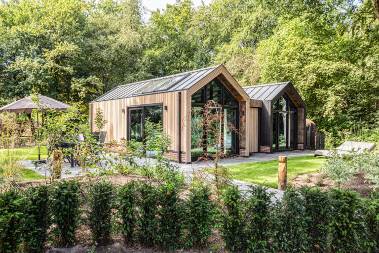 moderne houten vakantiewoning op een vakantiepark in Nederland, voorbeeld van een tweede woning in de natuur