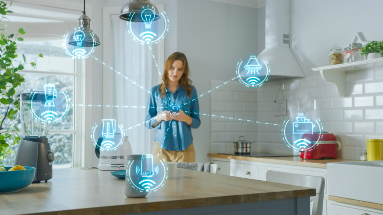 slimme keuken met smart home apparaten en verbonden huishoudelijke technologie