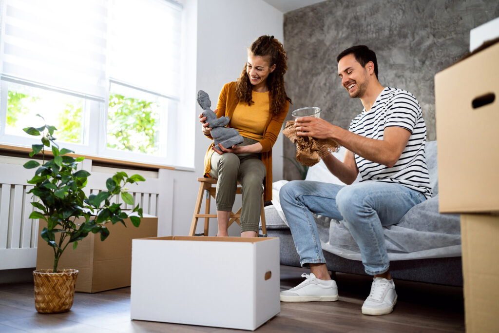 Stel pakt verhuisdozen uit in nieuwe woning na verhuizing
