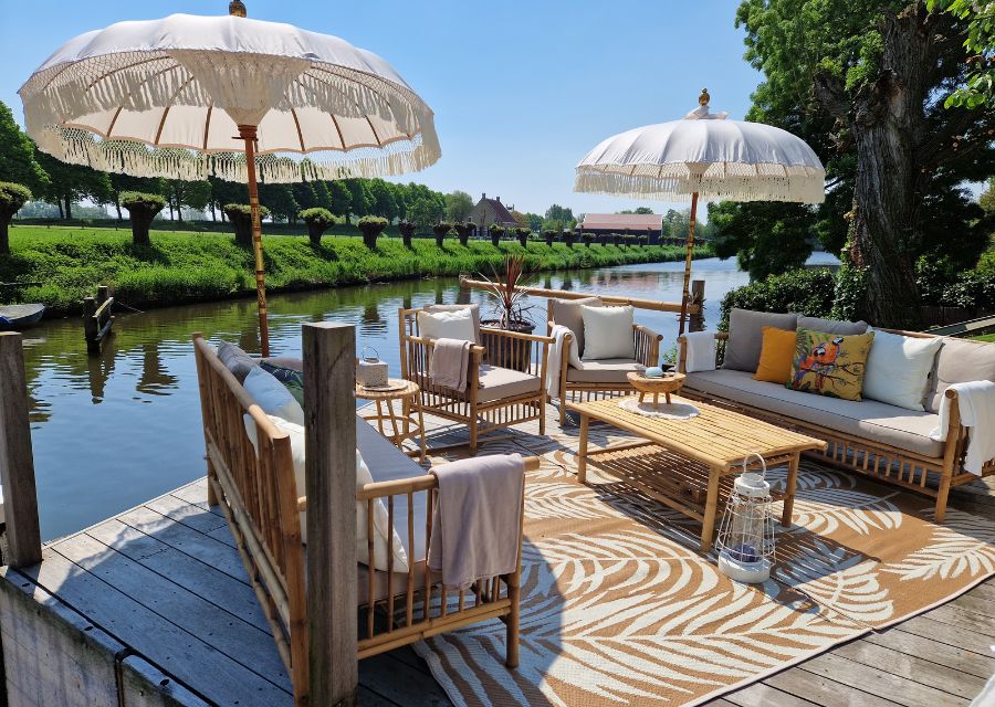 Parasols boven een loungehoek aan het water