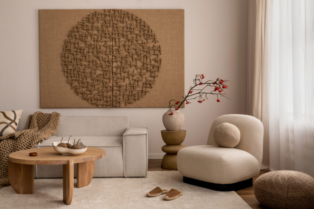 Japandi woonkamer met lichte bank, houten salontafel, naturel accessoires en zachte beige tinten