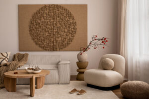 Japandi woonkamer met lichte bank, houten salontafel, naturel accessoires en zachte beige tinten