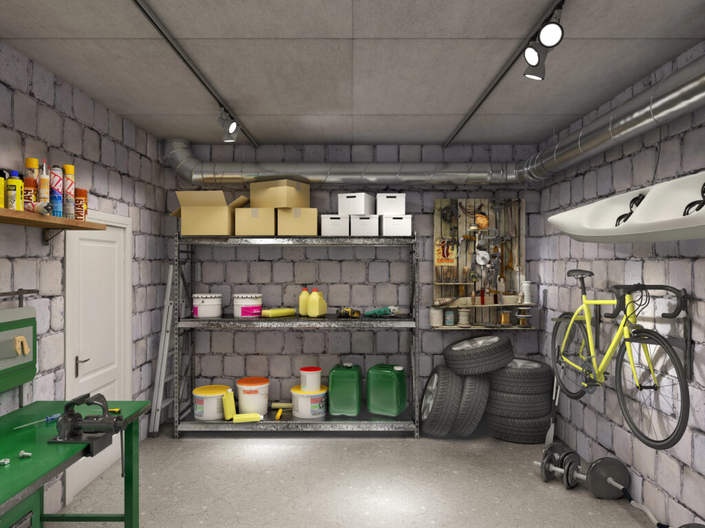 Garage met fietsen, banden, gereedschap en opbergrekken