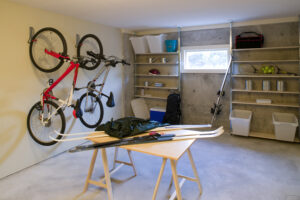 Garage aan huis met fietsen, sportspullen en opbergrekken