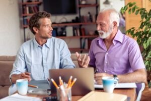 Vader en volwassen zoon bespreken samen de financiering van een woning