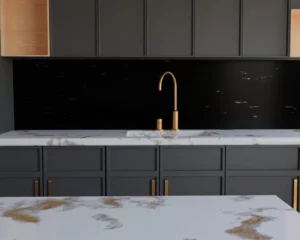 Donkere keuken met messing kraan en handgrepen