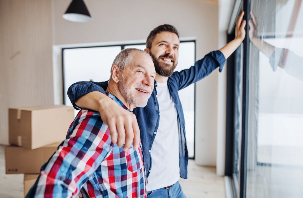 Vader en volwassen zoon samen in een nieuwe woning